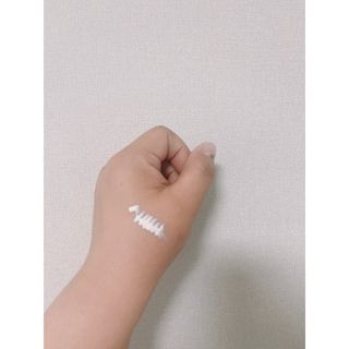틱톡 [후르디아] 백탁NO! 화잘먹 수분광 선 에센스✨ — 5점을 준 리뷰어가 2023년 5월 올린 사용 사진
