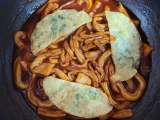 [푸딩팩토리] 즉석누들떡볶이 540g + 대구전통 납작만두 260g — 5점을 준 리뷰어가 2022년 12월 올린 사용 사진