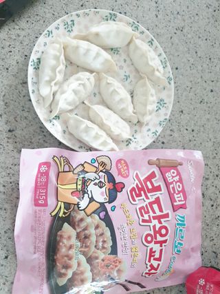 삼양냉동 [삼양] 얇은피불닭왕교자+얇은피까르보불닭왕교자 총4팩 — 5점을 준 리뷰어가 2021년 2월 올린 사용 사진