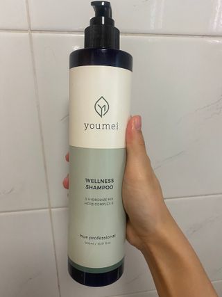 유메이 웰니스 샴푸 + 유메이 스칼프 브러쉬 — 4점을 준 리뷰어가 2022년 2월 올린 사용 사진