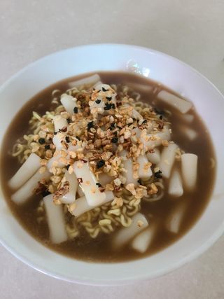 더밥  고추마녀 라볶이 +  나이스미 무설탕 현미후레이크 — 4점을 준 리뷰어가 2021년 10월 올린 사용 사진