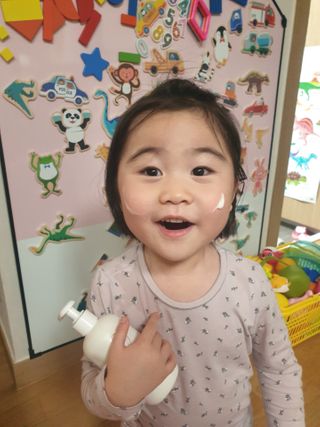 mom e 맘이 내추럴 베이비 케어 샴푸앤바스+로션 — 5점을 준 리뷰어가 2021년 1월 올린 사용 사진