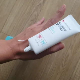 리더스코스메틱 리더스 카밍 바이오틱스 선 에센스 SPF 50+ PA++++ — 5점을 준 리뷰어가 2022년 8월 올린 사용 사진