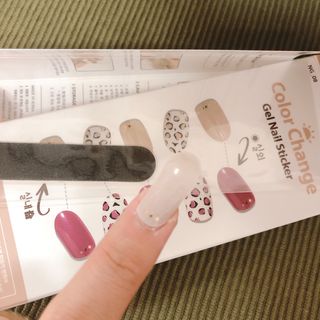 [네일가게] 햇빛에 닿으면 색이 변하는 신기한 햇살 반전 네일스티커 — 4.5점을 준 리뷰어가 2021년 8월 올린 사용 사진