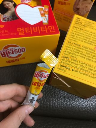 광동생활건강 [광동] 비타500데일리스틱 크리스마스 에디션 60포+20포 추가 증정&쇼핑백+스티커 gift — 5점을 준 리뷰어가 2021년 12월 올린 사용 사진