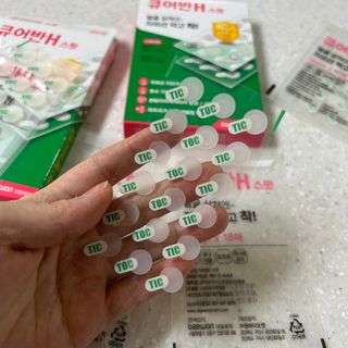 [큐어반H 스팟] 자외선 99프로 차단되는 스틱타입 스팟밴드(1팩 / 66매입) — 5점을 준 리뷰어가 2022년 12월 올린 사용 사진