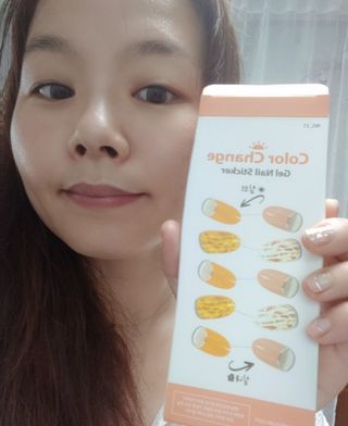 [네일가게] 햇빛에 닿으면 색이 변하는 신기한 햇살 반전 네일스티커_B — 4점을 준 리뷰어가 2021년 8월 올린 사용 사진