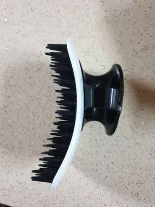 온가족 시원한샴푸 깨끗한두피 샴푸브러쉬 두피스케일링 히트팡블랙에디션 — 5점을 준 리뷰어가 2021년 7월 올린 사용 사진