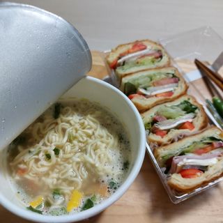 NISSIN 닛신 컵누들  4종 - 씨푸드오리지날, 씨푸드 스파이시, 씨푸드 커리, 씨푸드 XO소스 — 5점을 준 리뷰어가 2021년 11월 올린 사용 사진