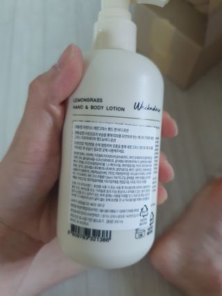[위켄더스] 끈적임 없이 수분감을 채워주는 핸드& 바디로션 1종 랜덤발송 — 5점을 준 리뷰어가 2022년 5월 올린 사용 사진