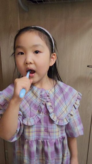 치과에서 쓰는 치약 _ 라벨제로 저불소 꼬마, 키즈, 유아, 베이비, 주니어 안전한 어린이치약 — 5점을 준 리뷰어가 2023년 1월 올린 사용 사진