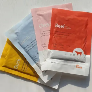 씽크라이크펫 강아지 화식 (50g 소/닭/오리/양 1팩씩 4팩) — 4점을 준 리뷰어가 2023년 1월 올린 사용 사진