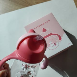유비맘 트라이탄 코니빨대컵_컬러 랜덤 발송 — 5점을 준 리뷰어가 2021년 3월 올린 사용 사진