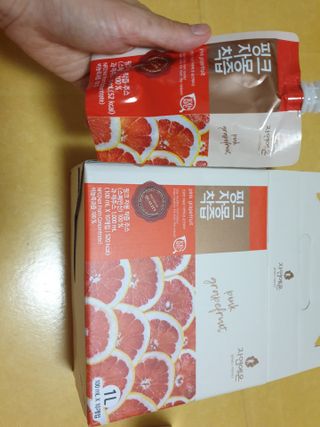자연에온 핑크 자몽 착즙 100mL 10개입 1BOX +가 득담은 자몽 콜라겐 젤리스틱 1BOX — 4점을 준 리뷰어가 2021년 7월 올린 사용 사진