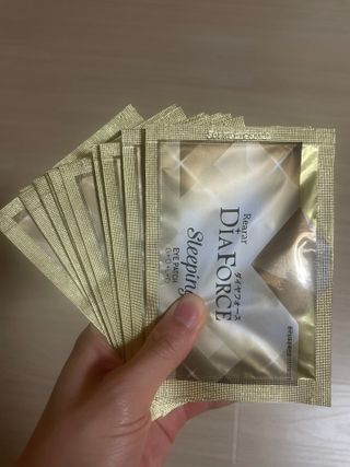 건강누리인터내셔날 레아라 다이아포스 슬리핑 아이패치 골드 & 물광 아이패치 [14회분/총 28매] — 5점을 준 리뷰어가 2022년 6월 올린 사용 사진