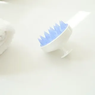 유메이 웰니스 샴푸 + 유메이 스칼프 브러쉬 — 5점을 준 리뷰어가 2021년 12월 올린 사용 사진