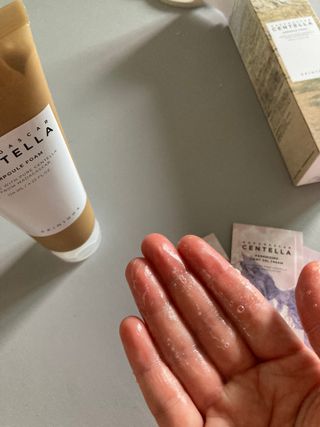 스킨1004 [SKIN1004] 마다가스카르 센텔라 앰플 폼 125ml — 4점을 준 리뷰어가 2024년 8월 올린 사용 사진