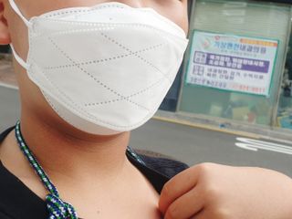 케이파이 나날마스크 [케이파이 나날] KF94 마스크 50매입 (개별포장) ,  여름에도 좋은 숨쉬기 편한 순수 국산 마스크 — 5점을 준 리뷰어가 2022년 7월 올린 사용 사진