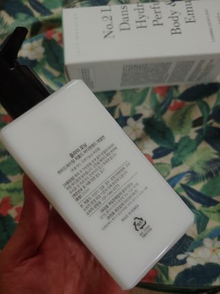 줄라이 모닝 _ JULY MORNING 줄라이모닝 하이드레이팅 퍼퓸드 바디앤핸드 에멀젼 — 4.5점을 준 리뷰어가 2021년 9월 올린 사용 사진