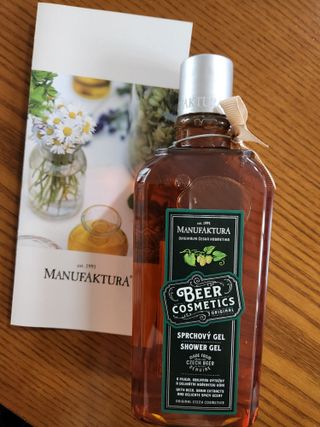 체코 비건화장품 마뉴팍투라 향좋은 맥주 샤워젤 (300ml) — 5점을 준 리뷰어가 2022년 6월 올린 사용 사진