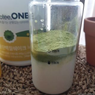 프로티원 단백질쉐이크 녹차맛 2주분 1통+보틀 — 4.5점을 준 리뷰어가 2021년 3월 올린 사용 사진