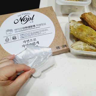 노플(NOPL) 노플 친환경 바이오 산화 생분해  항균 일회용 위생 비닐장갑 100매 + 지퍼백 소형, 대형 — 4점을 준 리뷰어가 2021년 10월 올린 사용 사진