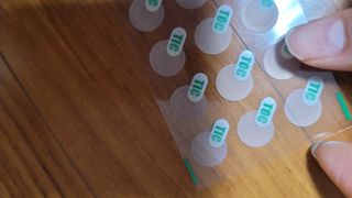[큐어반H 스팟] 자외선 99프로 차단되는 스틱타입 스팟밴드(1팩 / 66매입) — 5점을 준 리뷰어가 2022년 12월 올린 사용 사진