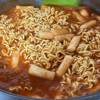 더밥  고추마녀 라볶이 +  나이스미 무설탕 현미후레이크 — 5점을 준 리뷰어가 2021년 10월 올린 사용 사진