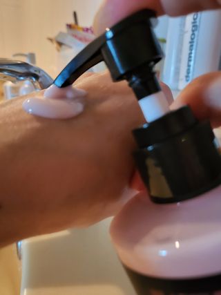 난나 살몬 스파이더 검버섯 미백 톤업 화이트닝 연어 앰플 크림 300ml 대용량 — 5점을 준 리뷰어가 2022년 8월 올린 사용 사진