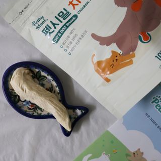 [펫시밀] 원물그대로 영양듬뿍 진공동결건조 치킨텐더100g, 열빙어트릿100g 강아지 고양이 간식 — 5점을 준 리뷰어가 2023년 5월 올린 사용 사진