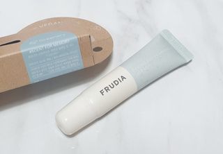 [후르디아] 올리브영 착한보습 비건 립버터 2종 — 5점을 준 리뷰어가 2021년 12월 올린 사용 사진