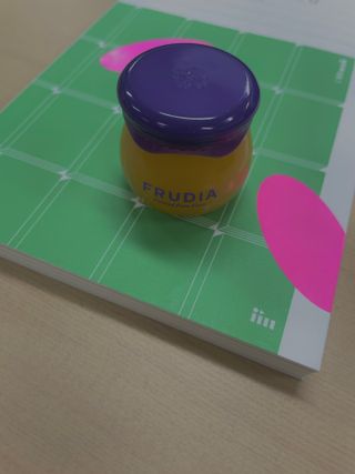 틱톡 [후르디아] 튼입술해결템 올리브영 블루베리 하이드레이팅 허니 립밤 — 4점을 준 리뷰어가 2023년 11월 올린 사용 사진
