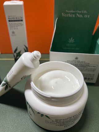 버텍스넘버원 버텍스 넘버원 햄프씨드오일 핸드밤, 바디크림 — 4점을 준 리뷰어가 2022년 3월 올린 사용 사진