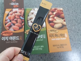 짜먹는 이지견과 짜먹는 이지아몬드, 짜먹는 이지허니피넛, 짜먹는 이지캐슈넛 각 10g X  10포 — 3점을 준 리뷰어가 2021년 1월 올린 사용 사진
