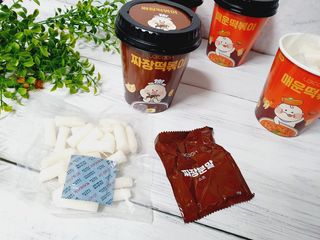 유비쿡 컵떡볶이 매운컵떡볶이2개/ 짜장컵떡볶이 2개  총 4개세트 — 5점을 준 리뷰어가 2021년 6월 올린 사용 사진