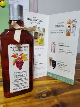 체코 비건화장품 마뉴팍투라 향좋은 와인 샤워젤 (300ml) — 5점을 준 리뷰어가 2022년 6월 올린 사용 사진
