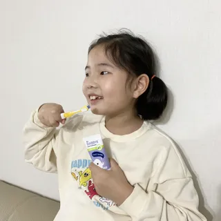 닥터데디스 안심저불소 키즈치약 (라즈베리, 청포도향 중 택 1) 60g +  여행용 미니 치약 15g — 5점을 준 리뷰어가 2022년 11월 올린 사용 사진