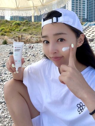 리더스코스메틱 리더스 카밍 바이오틱스 선 에센스 SPF 50+ PA++++ — 4.5점을 준 리뷰어가 2022년 6월 올린 사용 사진