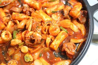 화끈한녀석들 새오똥400g 새우,오징어,똥집 볶음요리 소스,밀떡, 참기름 포함 — 3점을 준 리뷰어가 2022년 11월 올린 사용 사진