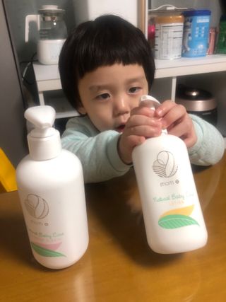 mom e 맘이 내추럴 베이비 케어 샴푸앤바스+로션 — 5점을 준 리뷰어가 2021년 1월 올린 사용 사진