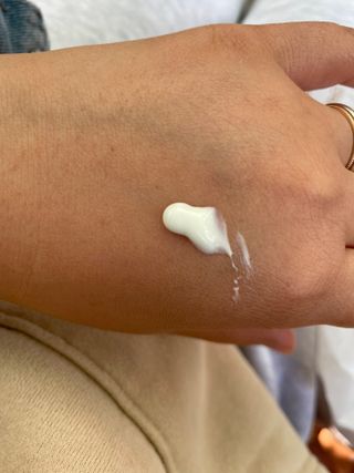 바르셀 톤업 무기자차 자외선차단제 순한 선크림 인텐시브 선 젠 50ml — 3.5점을 준 리뷰어가 2021년 11월 올린 사용 사진