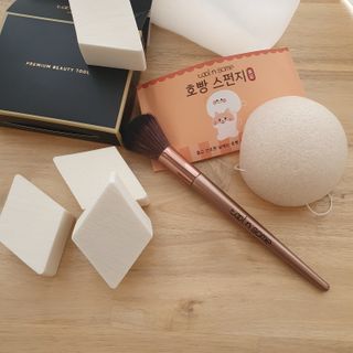 툴앤썸 로즈골드 에디션 치크or쉐딩 브러시+밀키 내추럴 스펀지+호빵 곤약 스펀지 — 5점을 준 리뷰어가 2021년 2월 올린 사용 사진