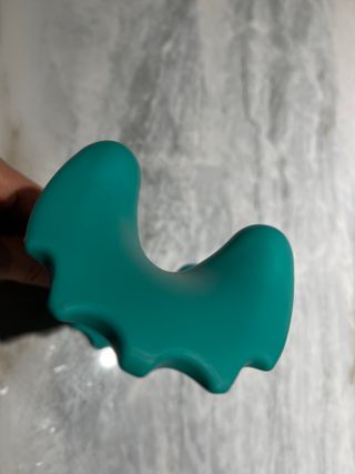 힐니스북 [힐마이넥]   거북목 통증완화를 위한 휴대용 목 안마기 — 3.5점을 준 리뷰어가 2022년 12월 올린 사용 사진