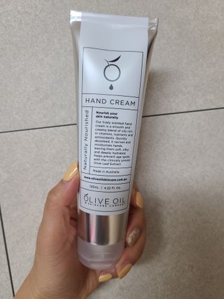올리브 오일 스킨케어 컴퍼니 [OOSC] 보송보송한 내추럴리 너리시드 핸드크림 125ml — 5점을 준 리뷰어가 2021년 5월 올린 사용 사진