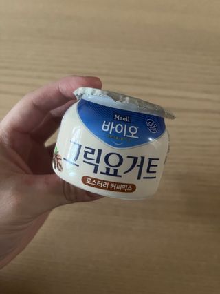 매일바이오 그릭요거트 오리지널 플레인 4개, 로스터리 커피믹스 4개 — 5점을 준 리뷰어가 2021년 12월 올린 사용 사진