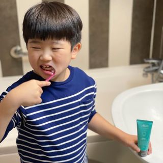 치과에서 쓰는 치약 _ 라벨제로 저불소 꼬마, 키즈, 유아, 베이비, 주니어 안전한 어린이치약 — 5점을 준 리뷰어가 2022년 11월 올린 사용 사진