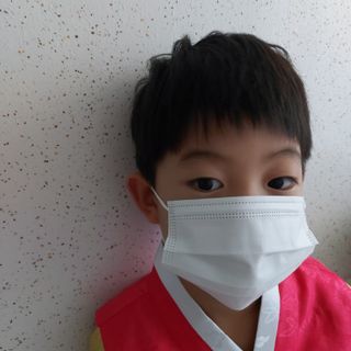 JHWORLD 스누피 마스크 정품 스누피 닥터클린 국내 아동용 성인용 3중 MB필터 일회용 덴탈마스크 50매 — 5점을 준 리뷰어가 2021년 9월 올린 사용 사진