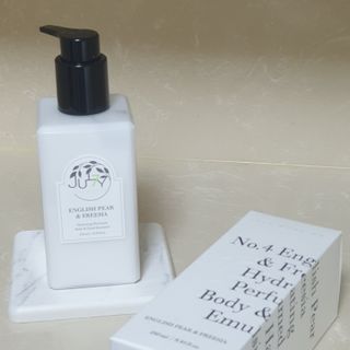 줄라이 모닝 _ JULY MORNING 줄라이모닝 하이드레이팅 퍼퓸드 바디앤핸드 에멀젼 — 5점을 준 리뷰어가 2021년 9월 올린 사용 사진