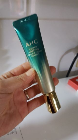 [NEW 탄력유턴 아이크림] AHC 유스 래스팅 리얼 아이크림 포 페이스 — 5점을 준 리뷰어가 2021년 2월 올린 사용 사진