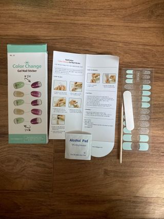 [네일가게] 햇빛에 닿으면 색이 변하는 신기한 햇살 반전 네일스티커 — 5점을 준 리뷰어가 2021년 8월 올린 사용 사진
